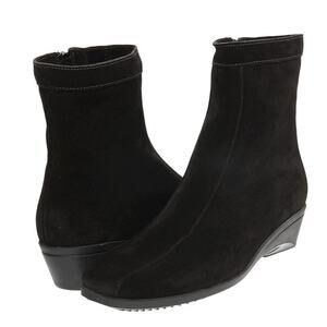 La Canadienne Womens Elizabeth Bootie US 7.5 EU 38 Black Suede Waterproof NWOB